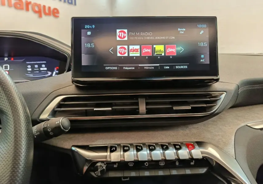 Vue intérieure du tableau de bord du Peugeot 3008 GT Pack 2022, avec écran tactile central et commandes piano.