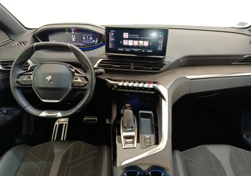 Intérieur Peugeot 3008 GT Pack 2022 vu de face, tableau de bord digital et console centrale moderne noire.