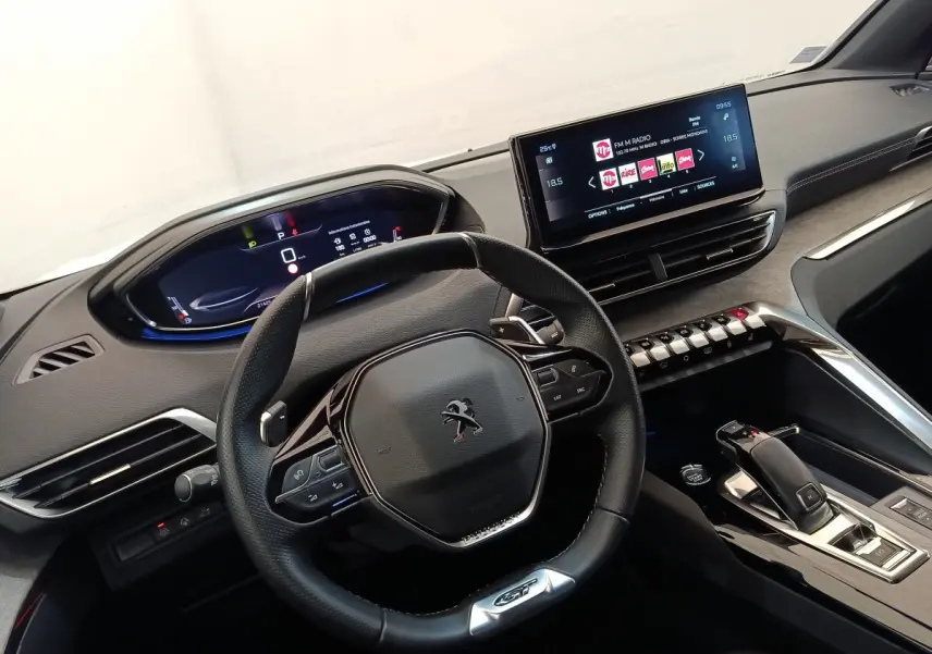 Vue intérieure du tableau de bord du Peugeot 3008 GT Pack 2022 avec volant cuir GT et écran tactile central.