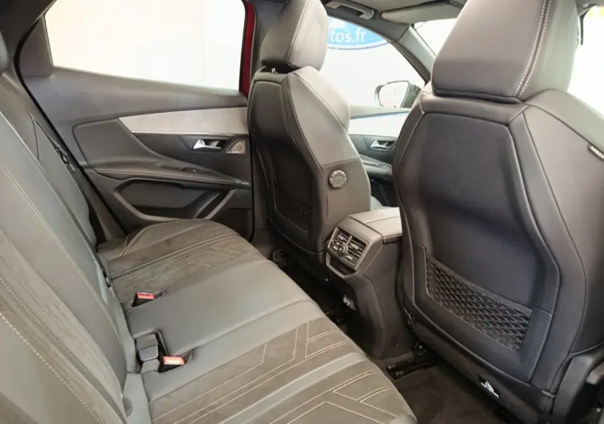Vue intérieure arrière côté droit du Peugeot 3008 GT Pack 2022 rouge, sièges cuir noirs et ventilation passager visible