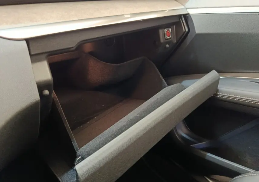 Gant de rangement ouvert côté passager intérieur noir du Peugeot 3008 2022 avec finition GT Pack.