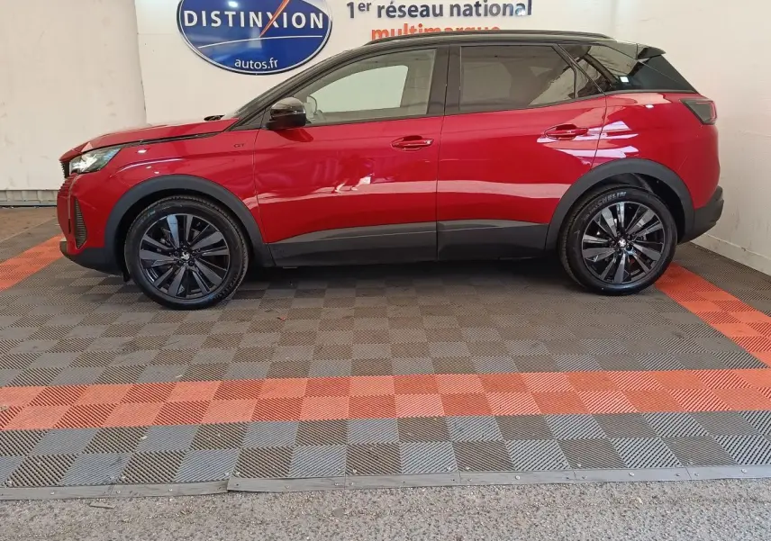 Peugeot 3008 PureTech 130 GT Pack rouge vue de profil côté gauche, jantes noires et toit noir contrasté.