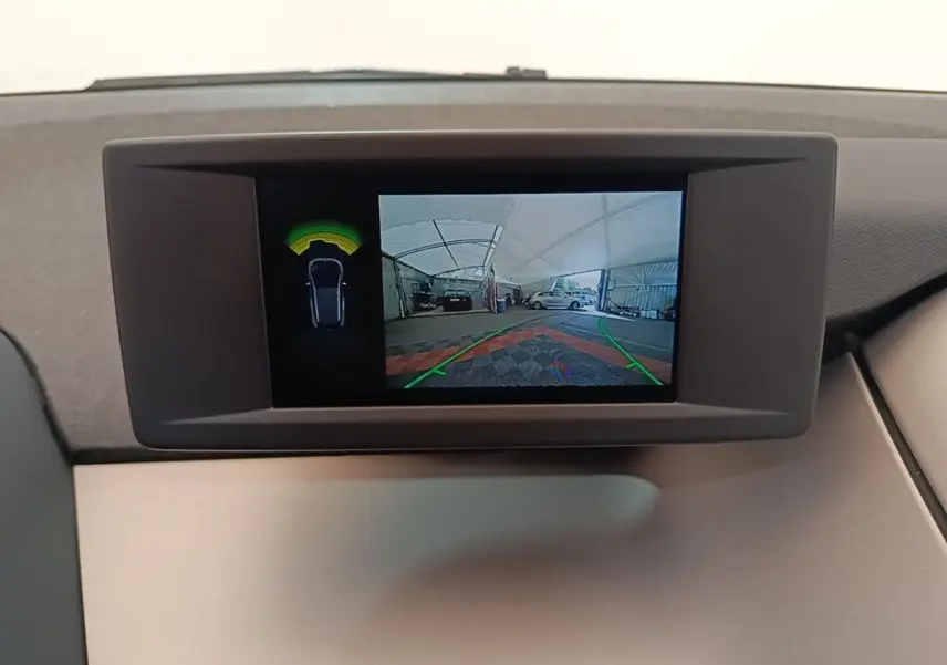 Écran central de la BMW i3 120 Ah 2020 montrant la caméra de recul avec guidage et capteurs de stationnement.