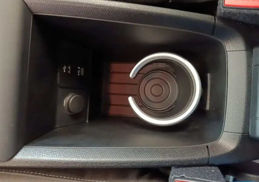 Gros plan sur le porte-gobelet central noir et les prises USB dans l’habitacle de la BMW i3 120 Ah Atelier.