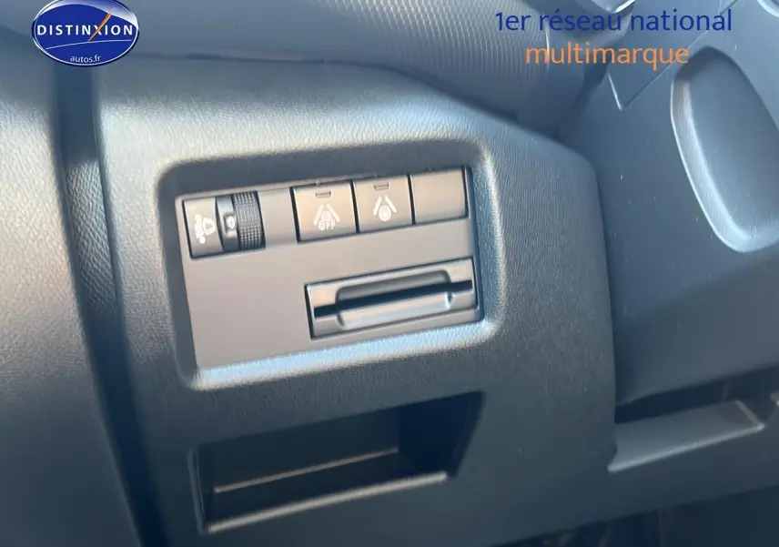 Détail du tableau de bord noir du Citroën C5 Aircross 2025 montrant les commandes d'assistance à la conduite.