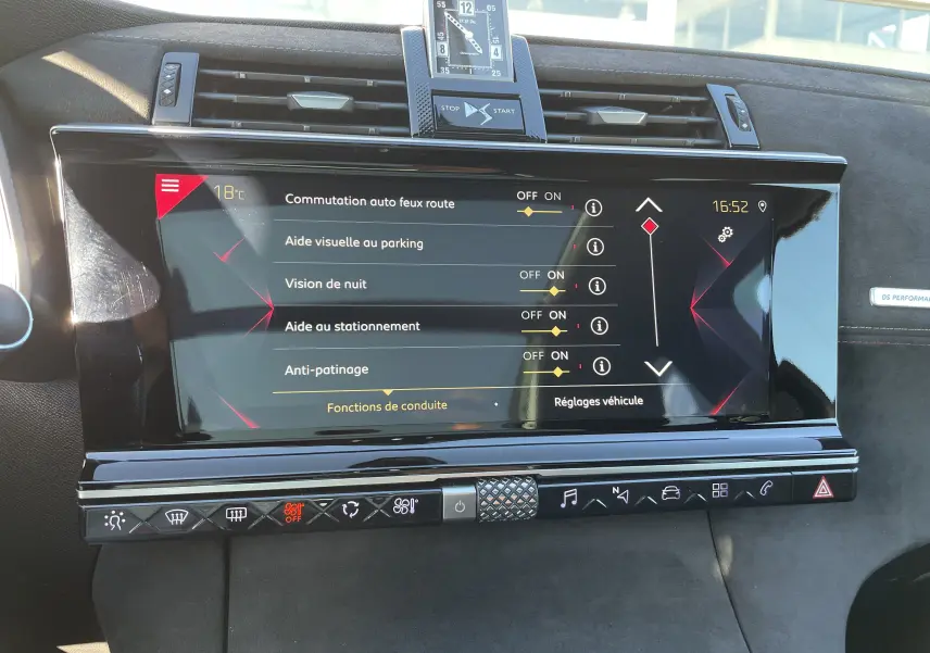 Écran tactile central du DS7 gris Artens 2018 montrant les réglages d'aides à la conduite dans l'habitacle noir.