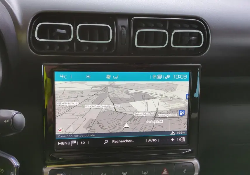 Gros plan sur l’écran tactile central de navigation du tableau de bord du Citroën C3 Aircross gris foncé, 2024.
