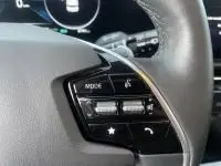 Gros plan sur les commandes au volant du Kia Niro EV 204 CV Active 2024, montrant les boutons multifonctions côté droit.