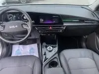 Intérieur du Kia Niro EV 204 CV Active 2024, vue du tableau de bord et console centrale en noir avec écran tactile.