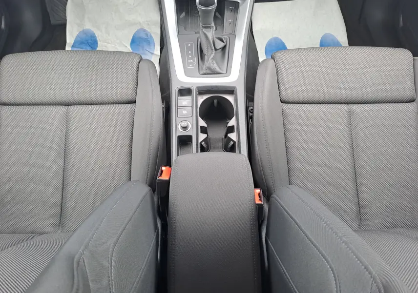 Vue plongeante sur l’intérieur noir tissu de l’Audi Q3 35 TDI 2023, avec console centrale et levier de boîte automatique.