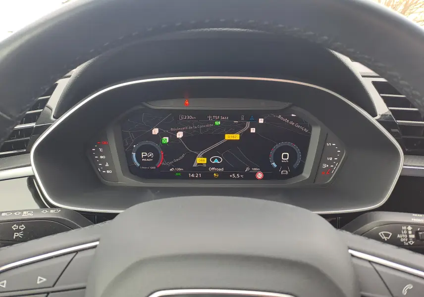 Vue intérieure centrée sur le tableau de bord numérique et le volant de l'Audi Q3 35 TDI gris nano.