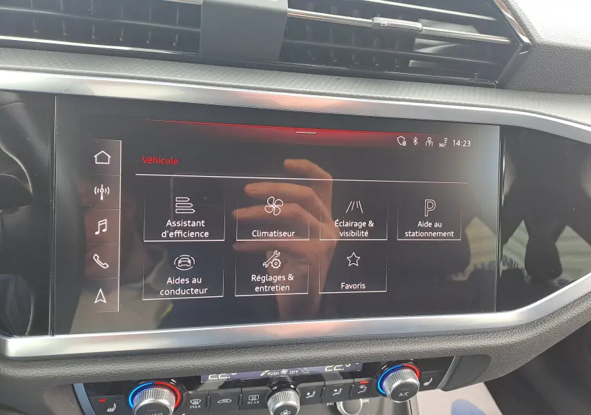 Écran tactile central de l’Audi Q3 35 TDI 2023 affichant le menu des aides à la conduite, vue intérieure frontale.