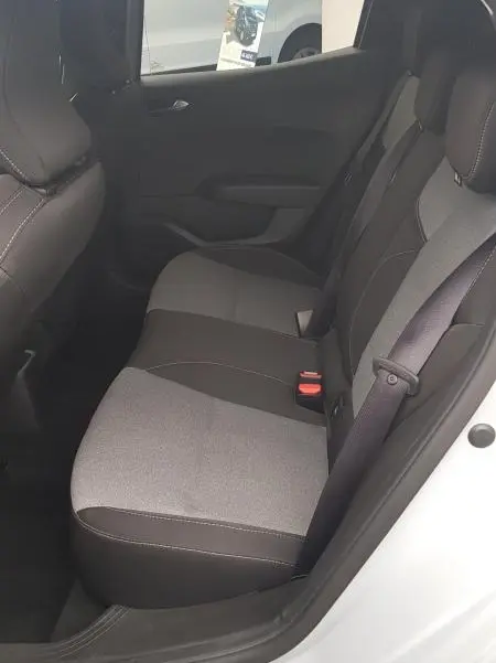 Vue intérieure côté droit des sièges arrière gris clair et foncé de la Renault Clio V Blue dCi 2025 avec ceinture de sécurité visible.