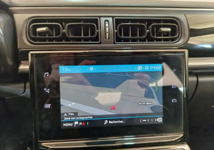Écran tactile central du système de navigation 3D de la Citroën C3 PureTech 83 blanc, vue rapprochée intérieure.