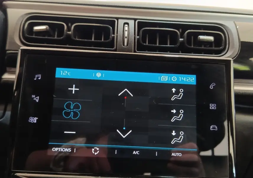Gros plan sur l’écran tactile central de la Citroën C3 blanc, affichant les réglages de climatisation.