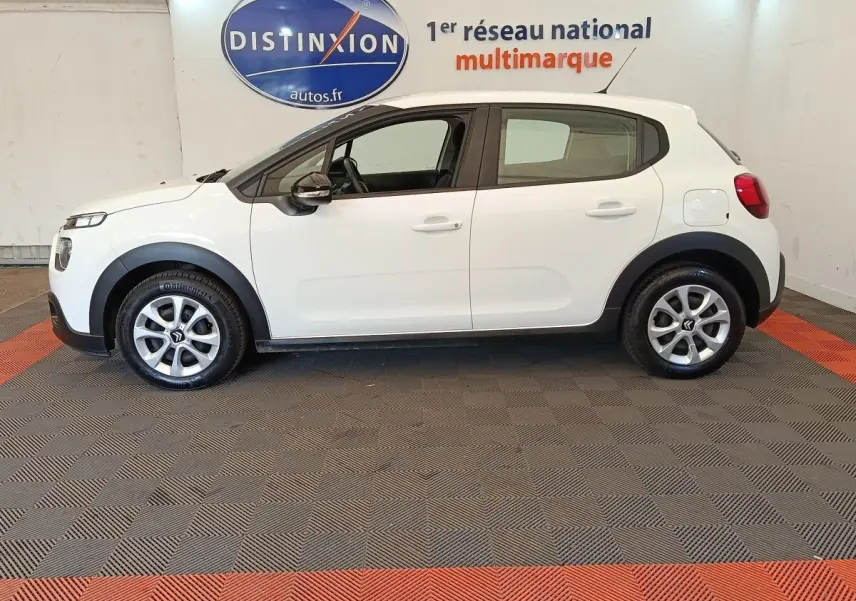 Profil droit d'une Citroën C3 blanche 2022 PureTech 83 S&S BVM Feel Nav, avec jantes alliage et protections noires.