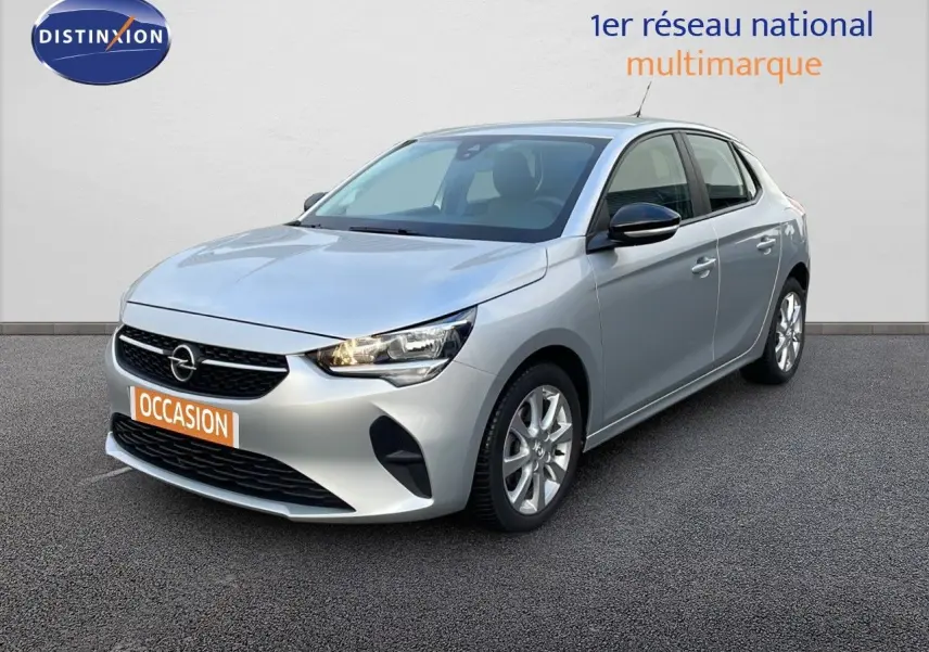 Vue 3/4 avant droite d'une Opel Corsa gris kristall metal de 2022 avec plaque "OCCASION" visible sur le pare-chocs.