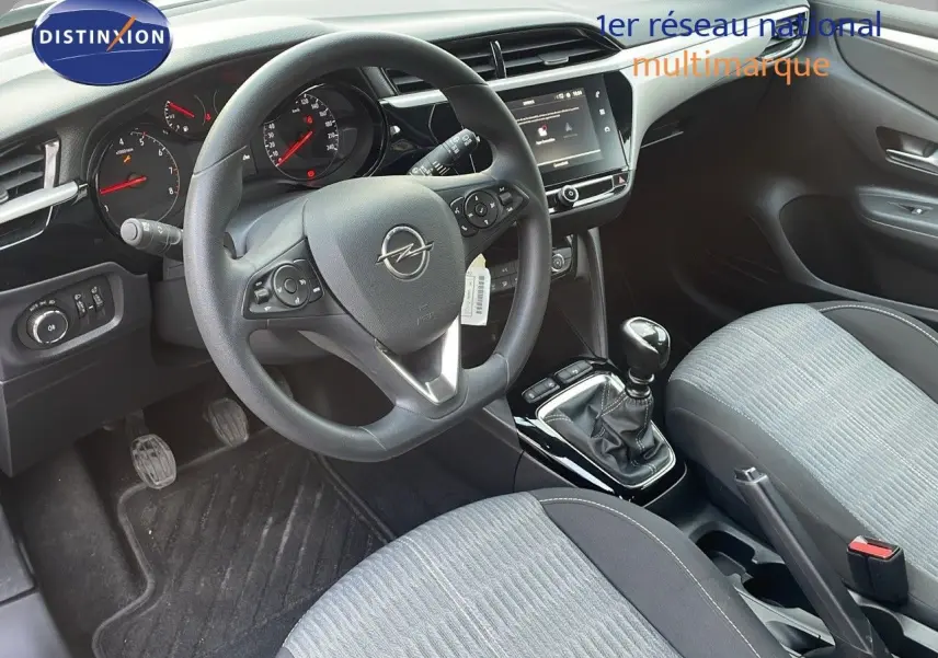 Vue intérieure de l'Opel Corsa 2022, version Edition, montrant le volant, tableau de bord et levier de vitesses manuel.