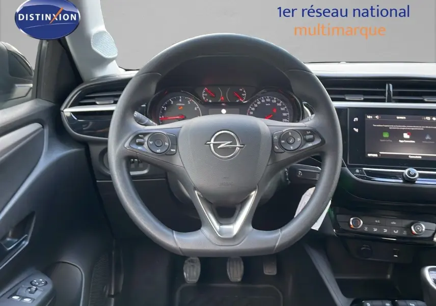 Vue intérieure centrée sur le volant Opel de la Corsa 1.5 Turbo D 102ch Edition avec tableau de bord et écran tactile.