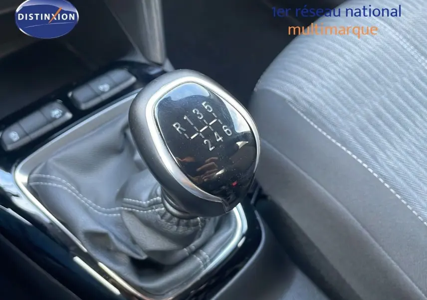 Le levier de vitesses manuel de l'Opel Corsa gris Kristall Metal, avec indication des six rapports et marche arrière.