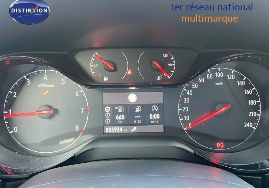 Tableau de bord de l'Opel Corsa 1.5 Turbo D 2022 avec compteurs analogiques et écran central affichant 55934 km.