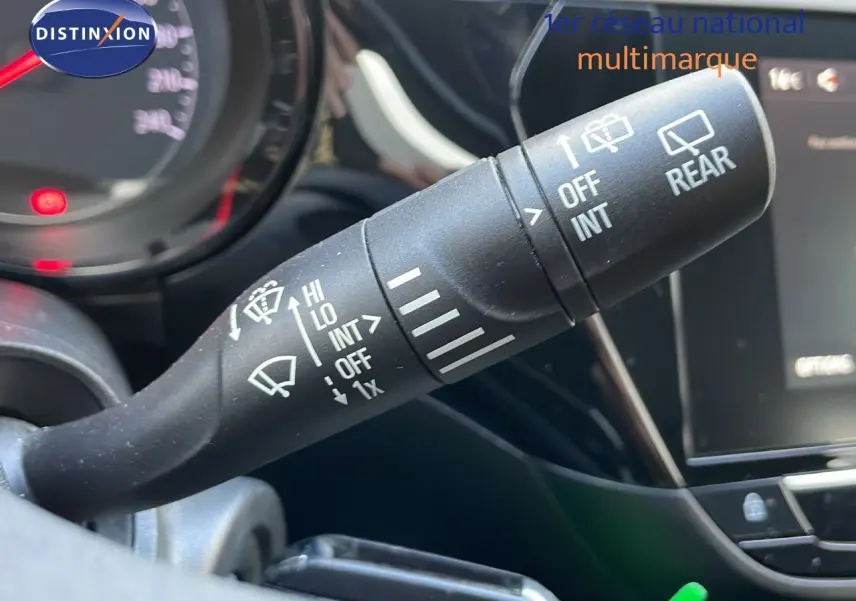 Gros plan sur la commande d'essuie-glace de l'Opel Corsa gris Kristall Metal, version 1.5 Turbo Diesel 2022.