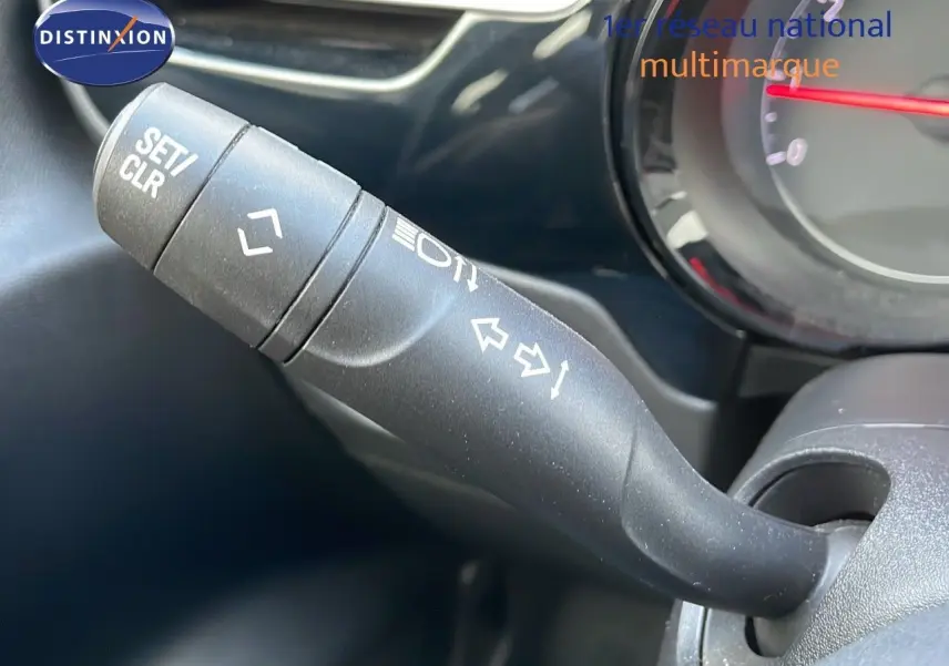 Gros plan sur la commande de clignotants à gauche du volant dans l'habitacle d'une Opel Corsa gris Kristall Metal 2022.