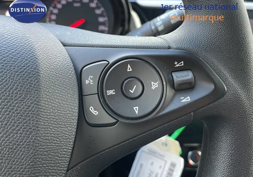 Gros plan sur les commandes au volant d'une Opel Corsa 2022 gris Kristall Metal, version diesel 1.5 Turbo D Edition.