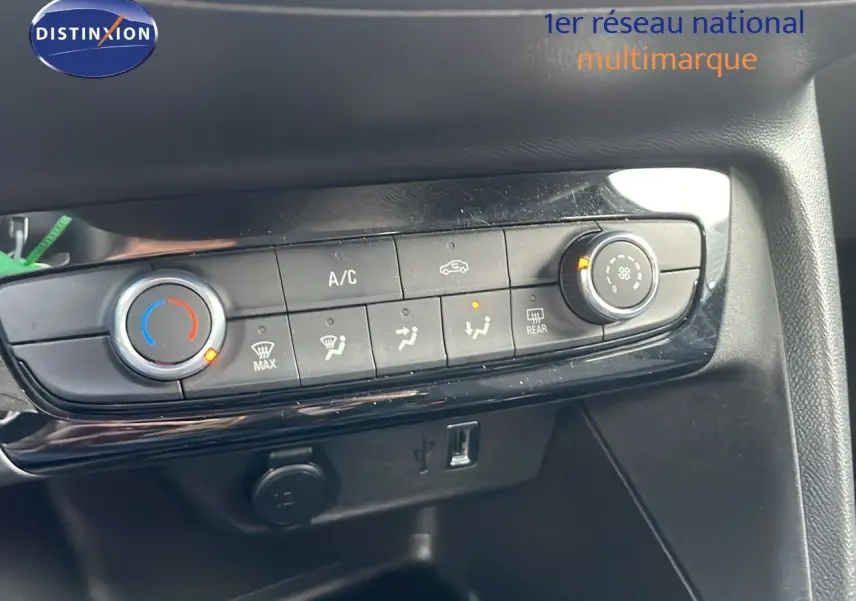 Panneau de commande de climatisation avec réglages et ports USB dans l'habitacle d'une Opel Corsa gris Kristall Metal.