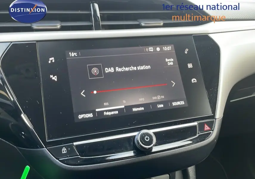 Écran tactile central affichant la recherche DAB dans l'habitacle d'une Opel Corsa gris kristall metal, vue de face.