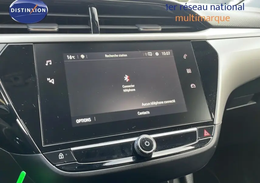 Écran tactile central de l’Opel Corsa gris Kristall Metal 2022, affichant la connexion Bluetooth au téléphone.