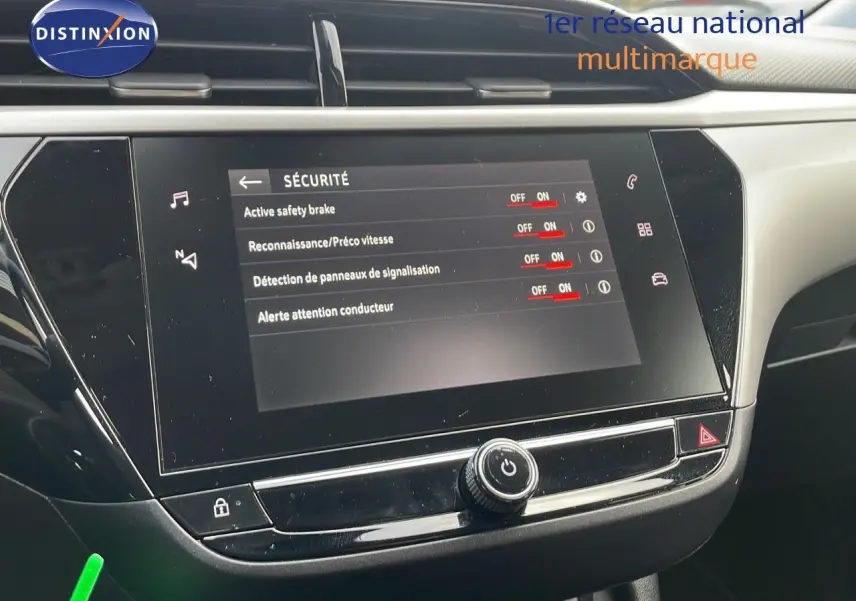 Écran tactile du système multimédia de l’Opel Corsa gris Kristall Metal, affichant les options de sécurité.