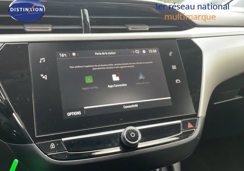 Écran tactile central de l’Opel Corsa gris Kristall Metal 2022 affichant Apple CarPlay et Android Auto.