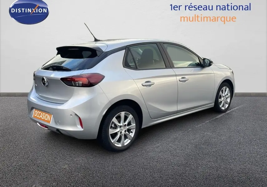 Opel Corsa gris kristall metal vue 3/4 arrière droit, compacte avec jantes alliage et feux arrière foncés.