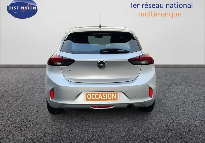 Vue arrière d'une Opel Corsa gris kristall metal 2022 avec feux rouges et plaque d'immatriculation "OCCASION" visible.