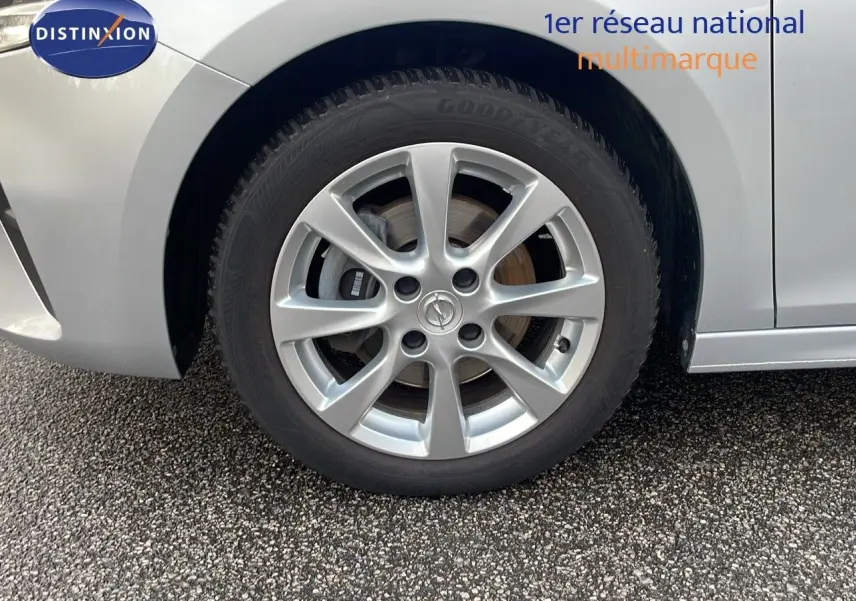Gros plan sur la roue avant gauche d'une Opel Corsa 2022 gris Kristall Metal avec jante alliage et pneu Goodyear.