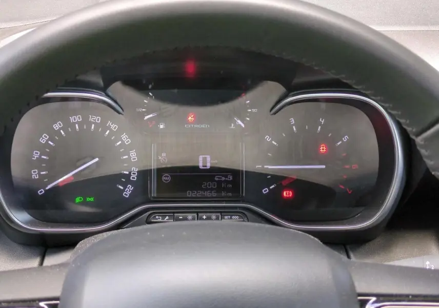 Tableau de bord de Citroën C3 Aircross 2024 avec affichage numérique et compteurs analogiques, volant en croûte de cuir.