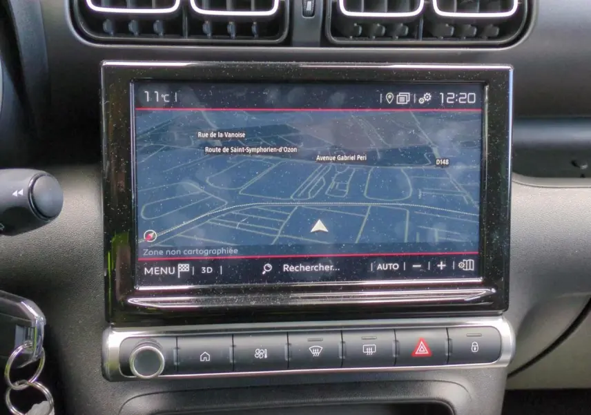 Vue rapprochée de l’écran tactile central du tableau de bord du Citroën C3 Aircross gris foncé avec navigation affichée.