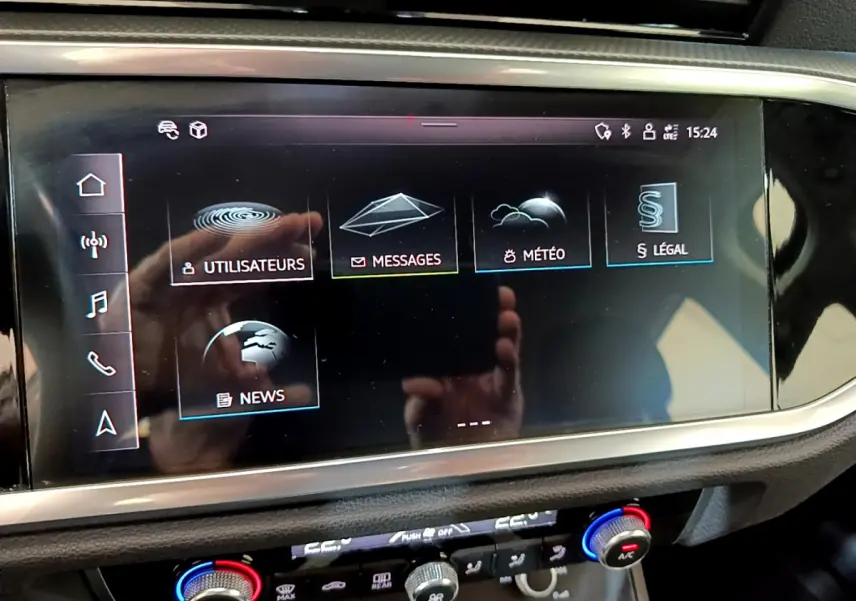 Écran tactile central de l'Audi Q3 35 TDI 150 S Tronic Business Line noir, affichant menu utilisateurs, messages et météo.