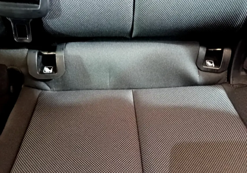 Gros plan sur la banquette arrière noire de l'Audi Q3 35 TDI 150 S tronic Business Line avec fixations Isofix visibles.