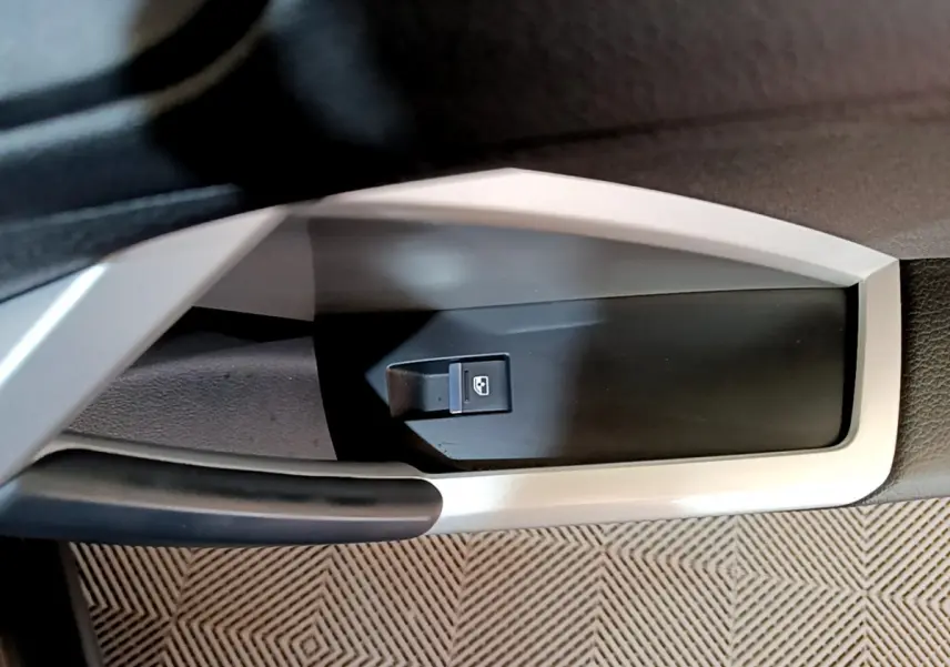 Gros plan sur la commande de lève-vitre électrique côté conducteur de l'Audi Q3 noir 35 TDI 2021.