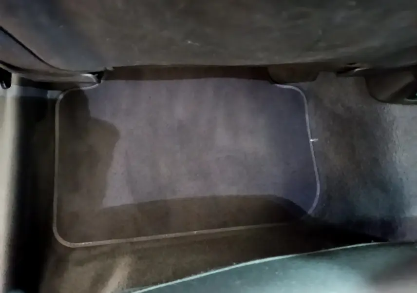 Tapis de sol noir côté passager avant de l'Audi Q3 35 TDI 150 S Tronic Business Line 2021.