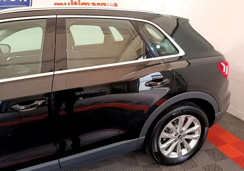 Vue latérale côté droit de l'Audi Q3 noir 2021, mettant en valeur la porte arrière et la roue arrière en alliage.