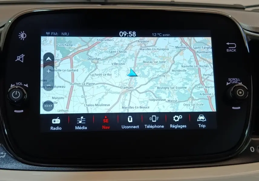 Écran tactile central affichant la navigation GPS dans l’habitacle beige d’une Fiat 500 blanche.