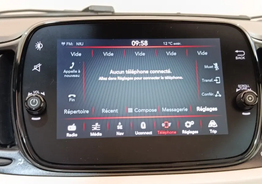 Écran tactile central de la Fiat 500 Dolcevita 2022 affichant le menu téléphone, vue rapprochée intérieure.