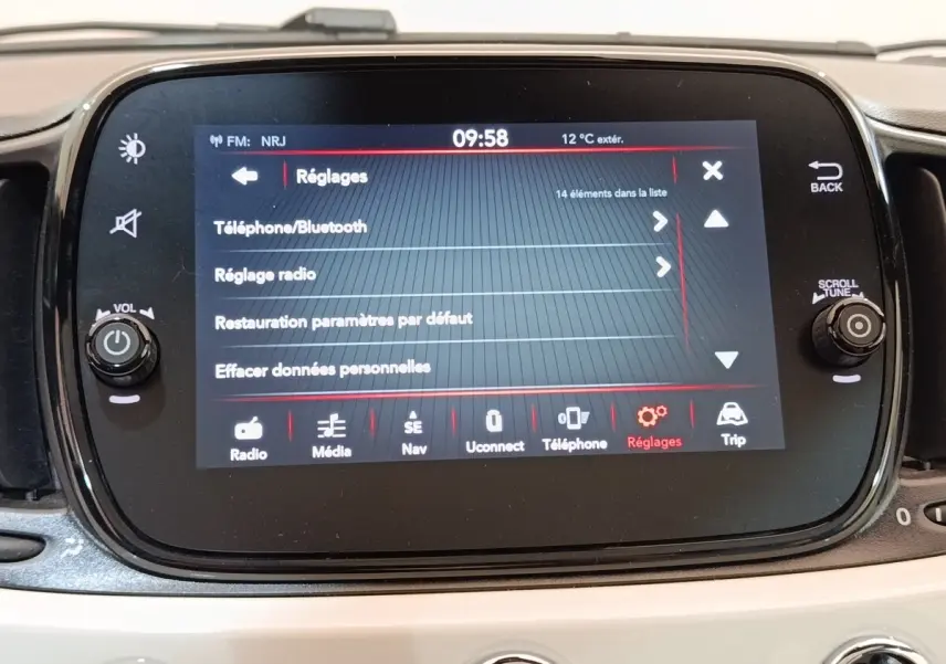 Écran tactile central de la Fiat 500 Dolcevita 2022 affichant le menu Réglages, entouré de commandes rotatives.