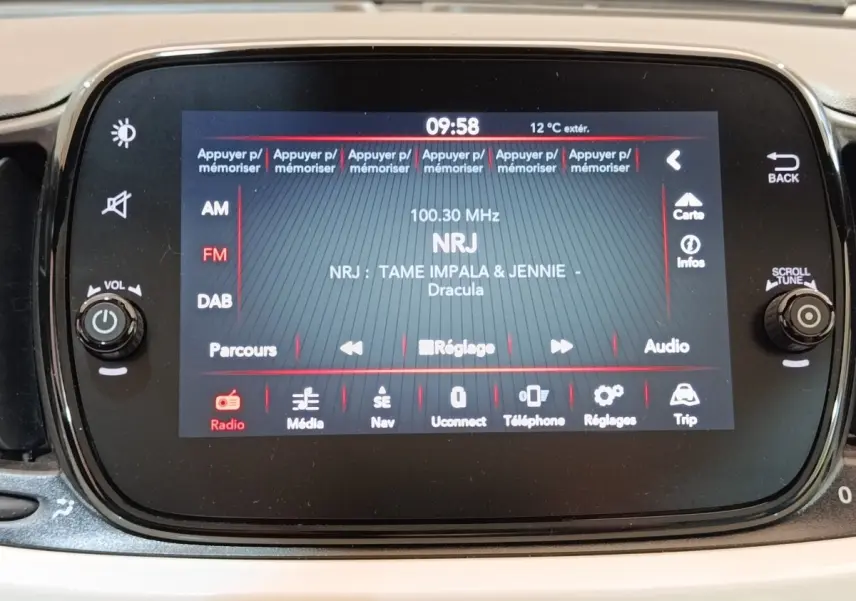 Écran tactile central de la FIAT 500 Dolcevita 2022 affichant la radio NRJ, vue de face intérieure.