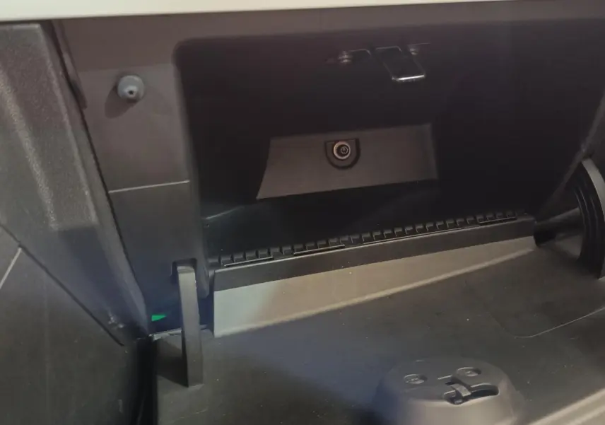 Gros plan sur la boîte à gants ouverte de la Fiat 500 Hybrid, montrant l'intérieur noir et la prise USB.