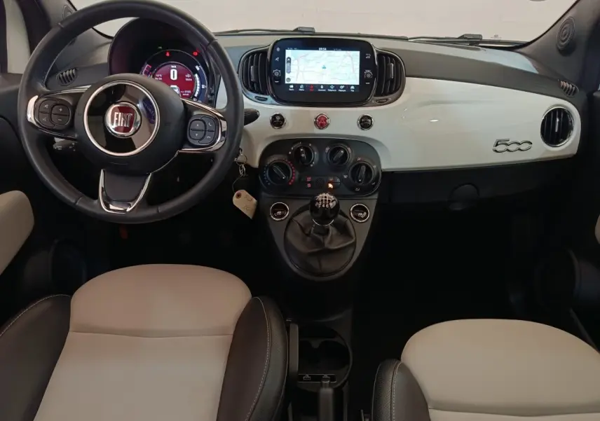 Vue intérieure frontale du tableau de bord blanc et volant cuir noir de la FIAT 500 Hybrid 2022 avec écran tactile central.