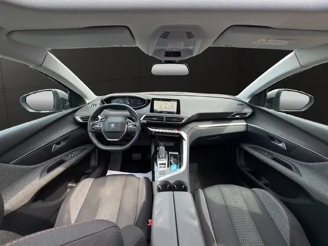 Vue intérieure avant de la Peugeot 208 gris platinium, volant cuir multifonctions et écran tactile central 7 pouces.
